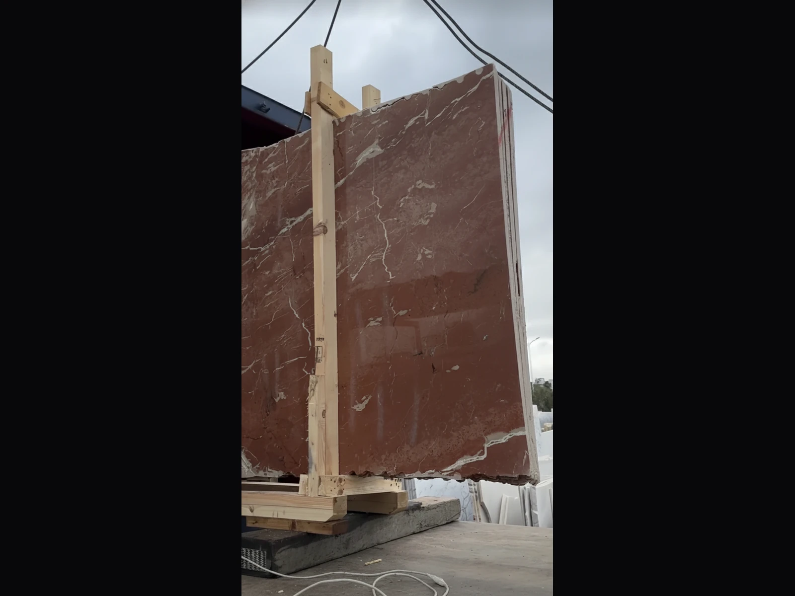 Dalle de marbre rouge polie sur châssis bois, prête pour la livraison depuis l'atelier ARCHIMAR Temara