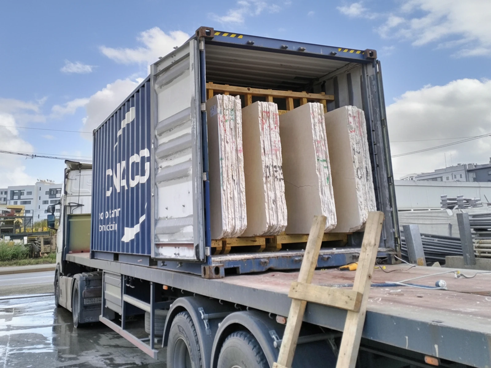 Conteneur d'importation ARCHIMAR déchargé au port — blocs de Crema Marfil depuis l'Espagne