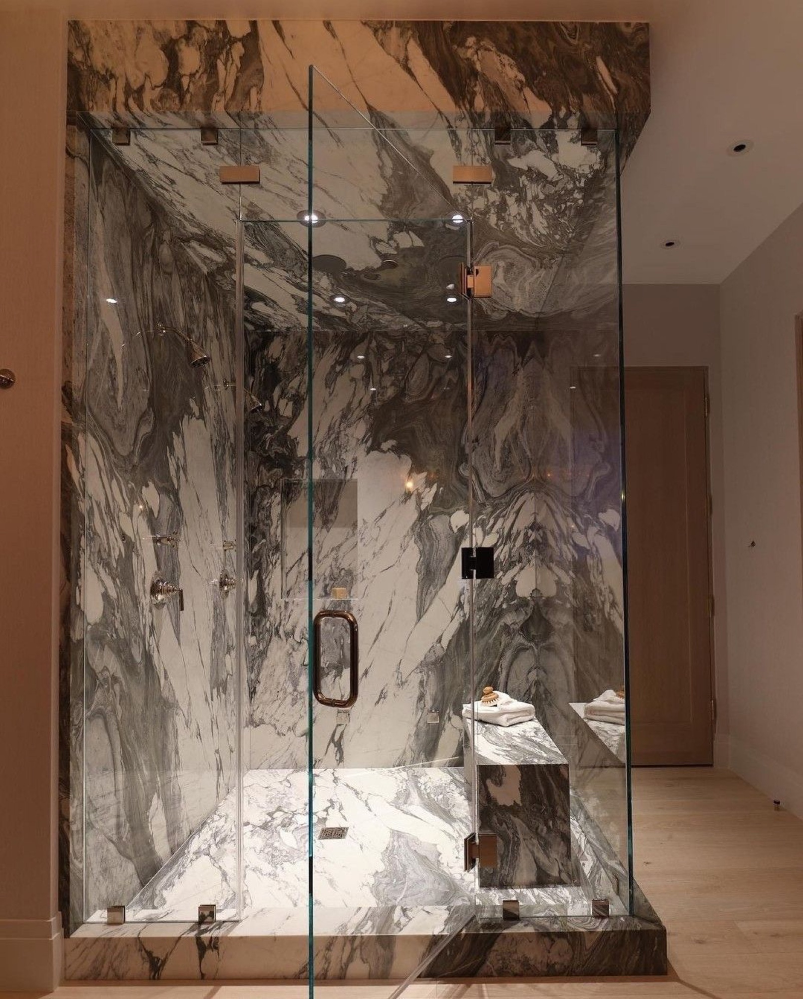 Salle de bain maîtresse Villa · Souissi — Calacatta Viola book-match, chantier ARCHIMAR livré 2025