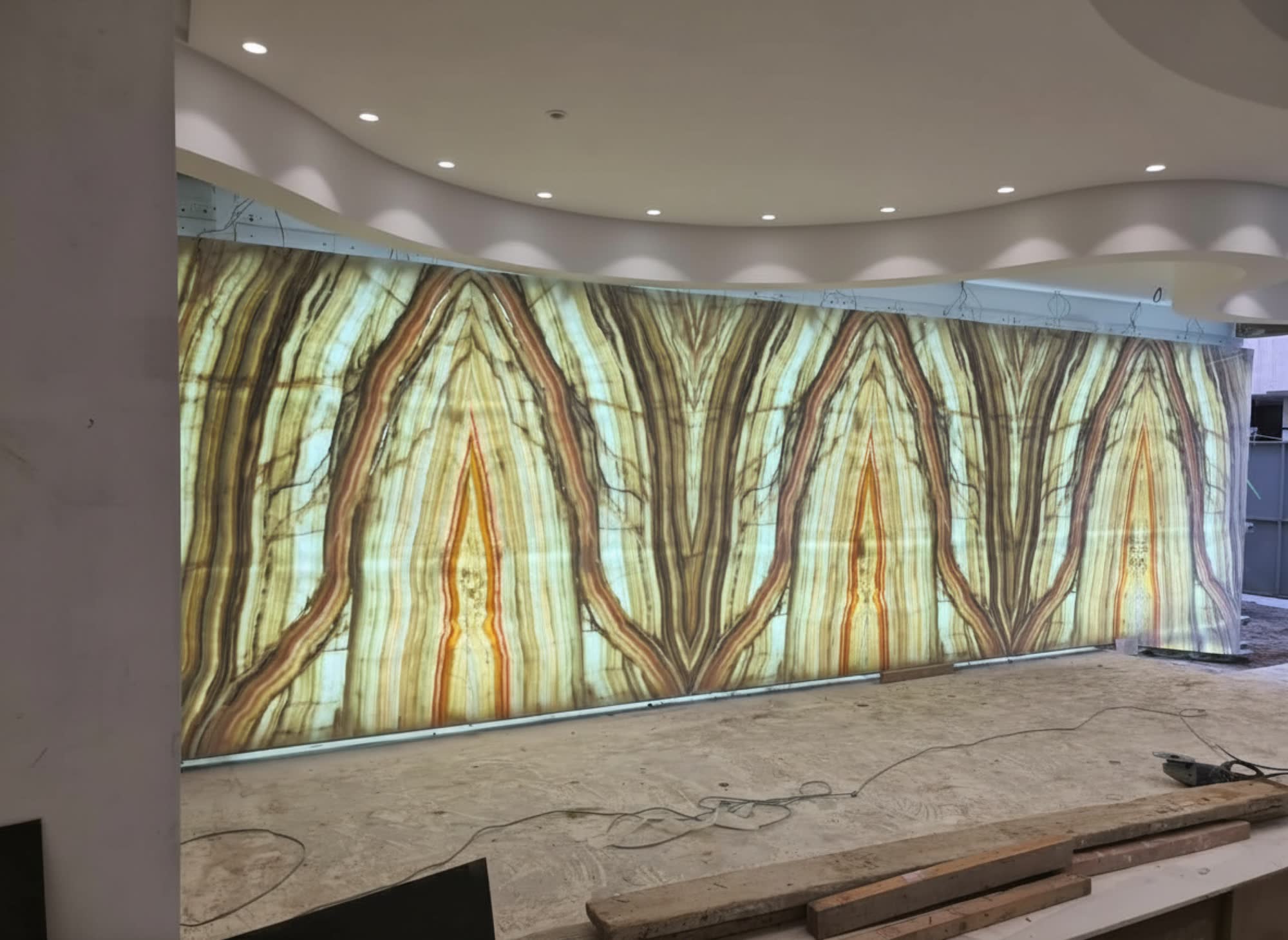 Hall d'apparat Kénitra — Onyx Miel book-match, chantier ARCHIMAR livré 2025