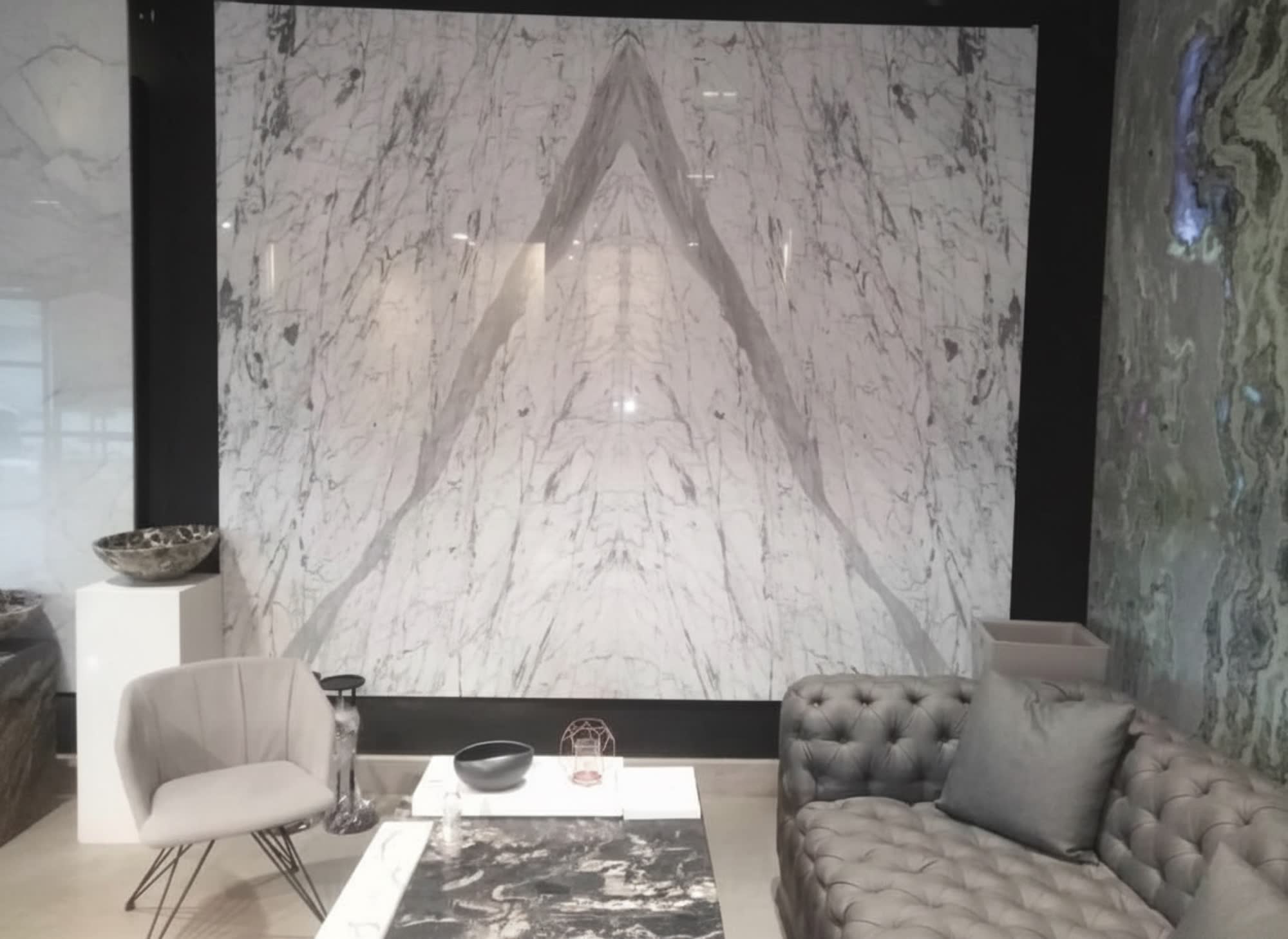 Showroom retail habillé en Statuario book-match — ARCHIMAR