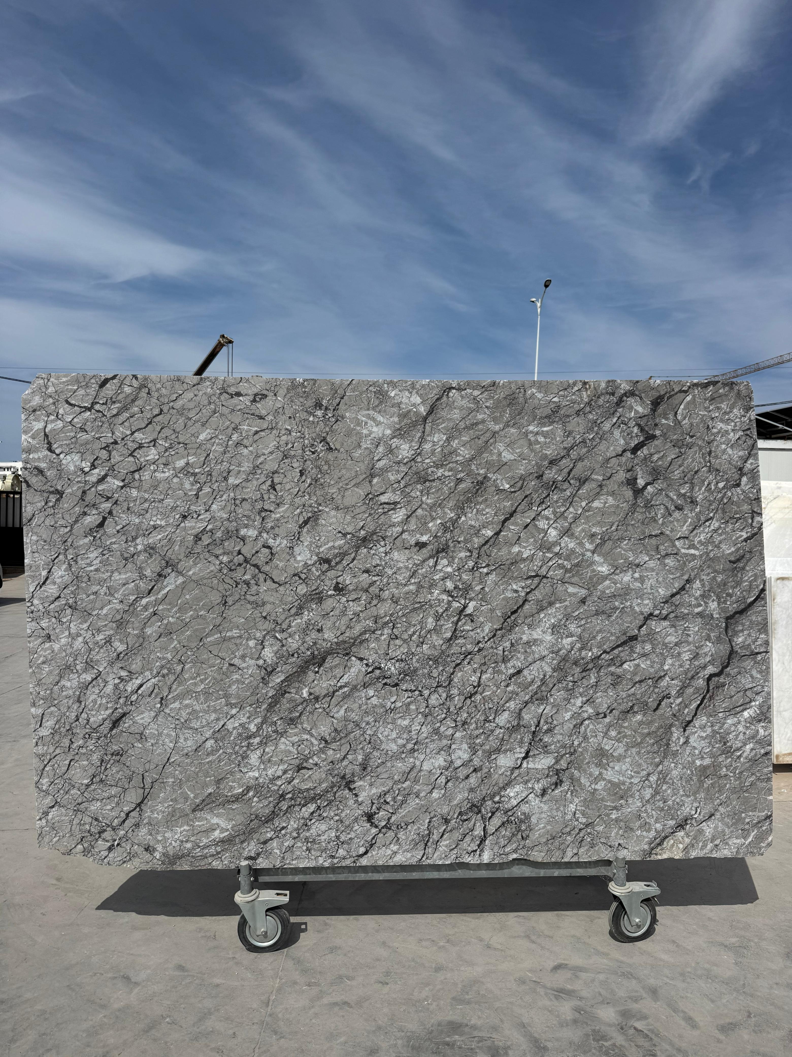 Dalle Gris Lido — marbre marocain gris argenté, veinage blanc dense et graphique