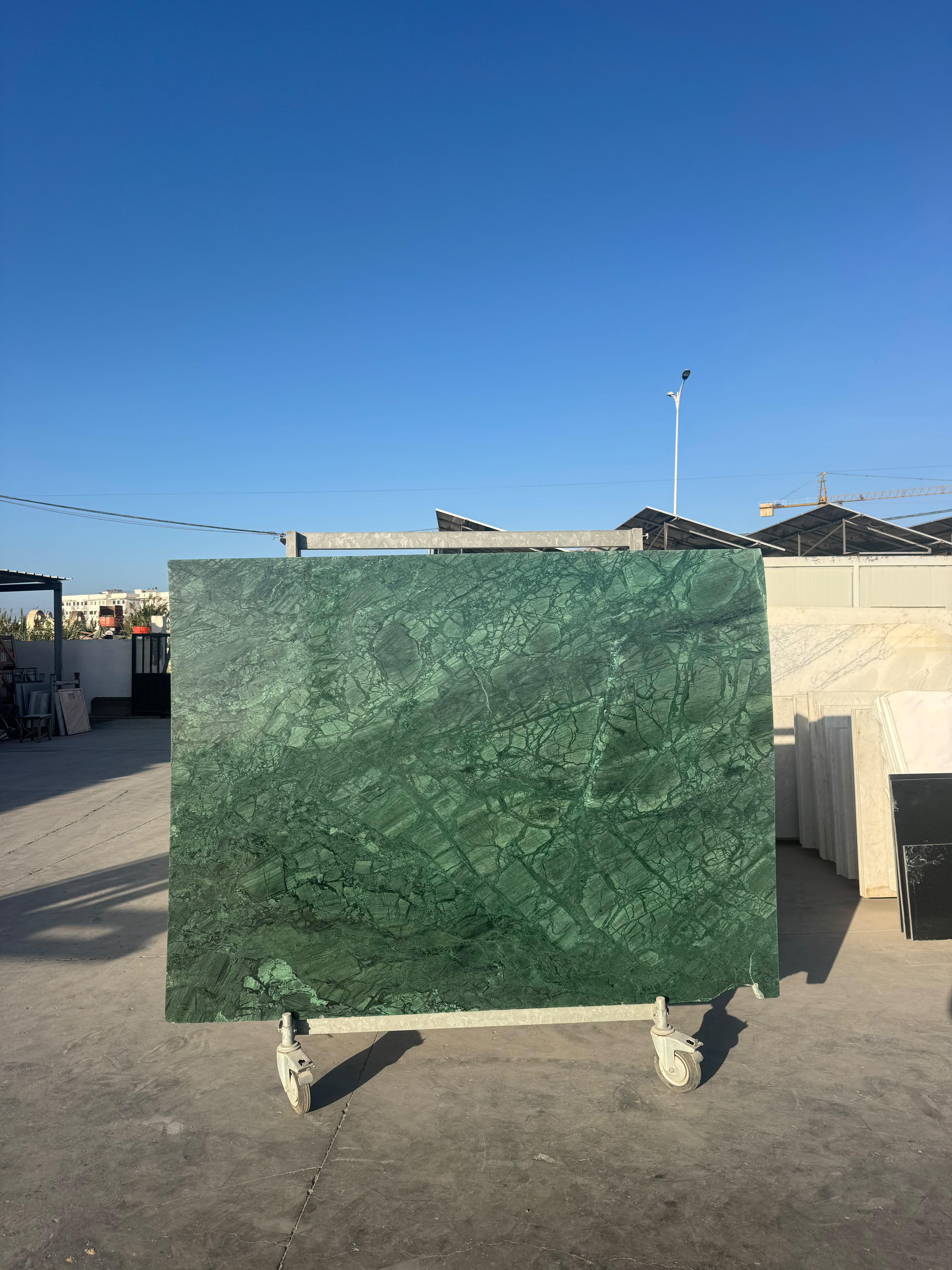 Dalle Vert Guatemala — marbre vert d'Inde au fond vert bouteille profond, découpé en fragments anguleux par un réseau de veines vert sombre